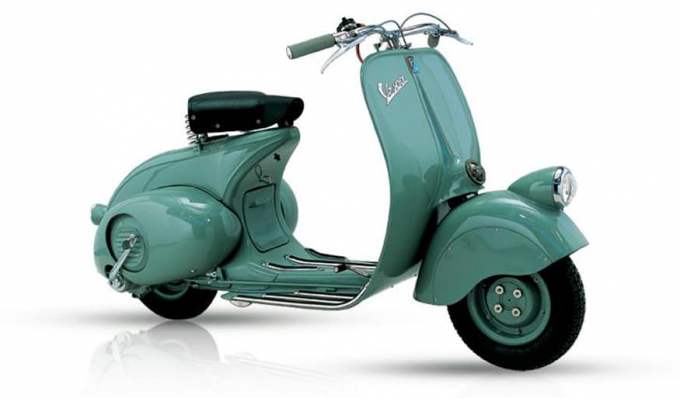   Vespa đánh dấu cột mốc 75 năm thương hiệu với 19 triệu xe được sản xuất, khởi đầu từ mùa xuân năm 1946, lăn bánh trên 83 quốc gia. Phiên bản mà Vespa chọn để kỷ niệm dấu ấn 19 triệu này là GTS 300 thuộc phiên bản đặc biệt Kỷ niệm 75 năm Vespa.  Phiên bản đặc biệt mang trên mình con số biểu tượng 