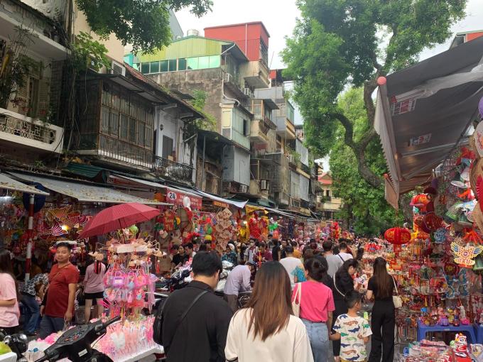 Phố Hàng Mã đang vô cùng nhộn nhịp trong những ngày cận Trung Thu. Lương khách đến con phố này tăng đáng kể so với năm ngoái                            Các hàng quán trên phố Hàng Mã được nhuộm đỏ bởi các món đồ chơi Trung thu                 