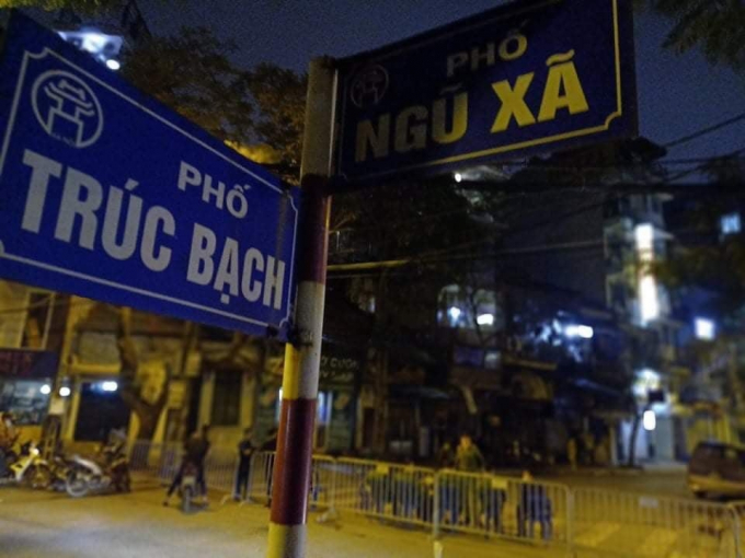 Hiện phố Trúc Bạch, nơi bệnh nhân H.N sinh sống đang bị phong toả 2 đầu 