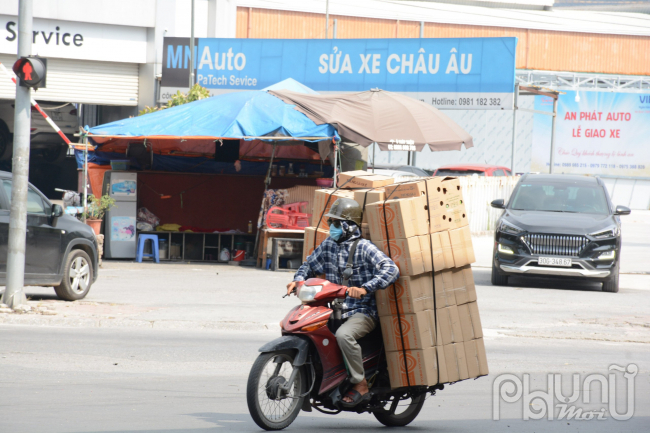 Các shipper tranh thủ chở hàng giữ trời nóng bức.