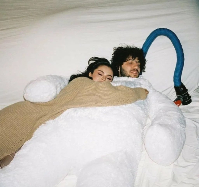 Benny Blanco và Selena Gomez khá thân thiết sau lần hợp tác vào năm 2019