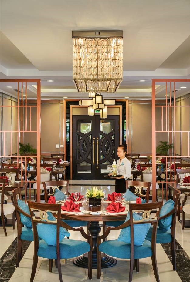   Hệ thống nhà hàng buffet phong phú với sức chứa lên đến hàng nghìn người giúp khách tham dự đám cưới có thể linh hoạt với nhiều lựa chọn ẩm thực theo nhu cầu.  