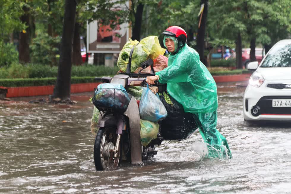 Nhiều tuyến đường ở TP. Vinh như Lê Hồng Phong, Đặng Thái Thân, Nguyễn Thái Học, Ngư Hải, Nguyễn Thị Minh Khai, Lê Hoàn, Duy Tân bị ngập sâu. Ảnh: Báo Nghệ An