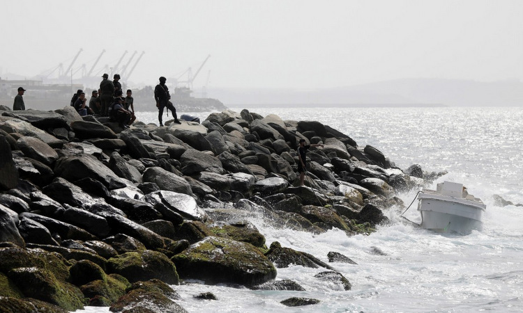   Lính đặc nhiệm Venezuela bên bờ biển bang La Guaira hôm 3/5. Ảnh: Reuters.  