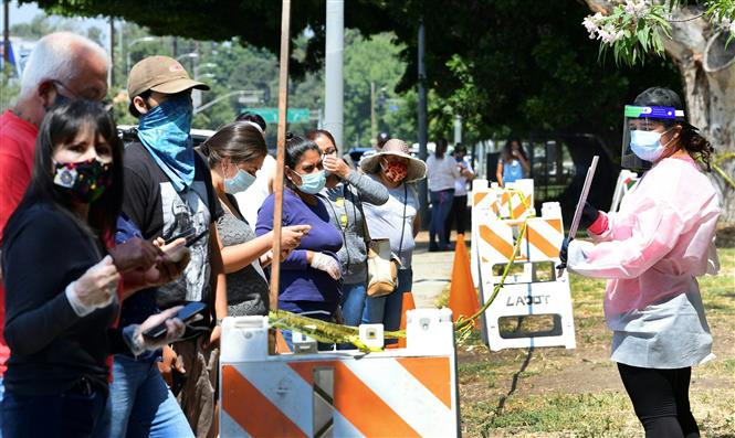 Người dân chờ xét nghiệm COVID-19 tại Los Angeles, bang California, Mỹ, ngày 17/7/2020. Ảnh: AFP/TTXVN.