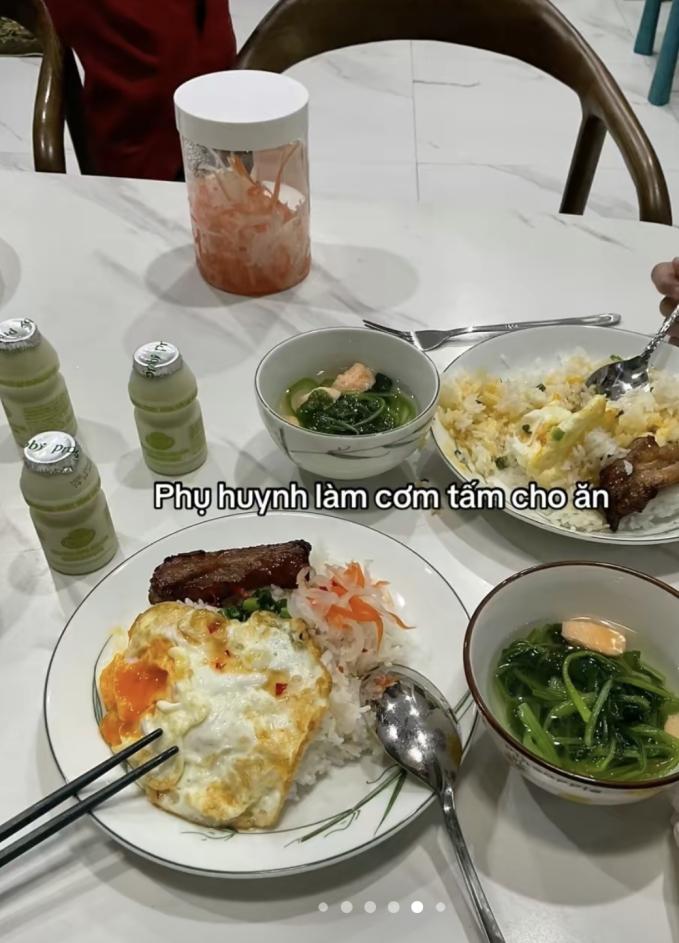 Kỳ Hân tự tay làm đồ ăn cho con và gia sư