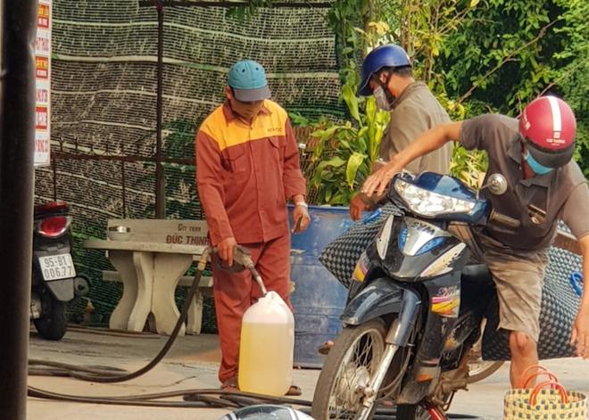 Xăng hạ giá, người dân đua nhau dự trữ xăng dầu trong chai, lọ