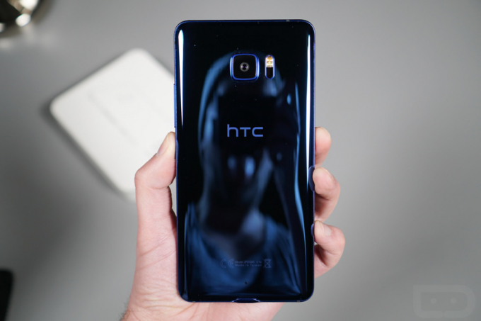 HTC sẽ trỗi dậy từ đống tro tàn?