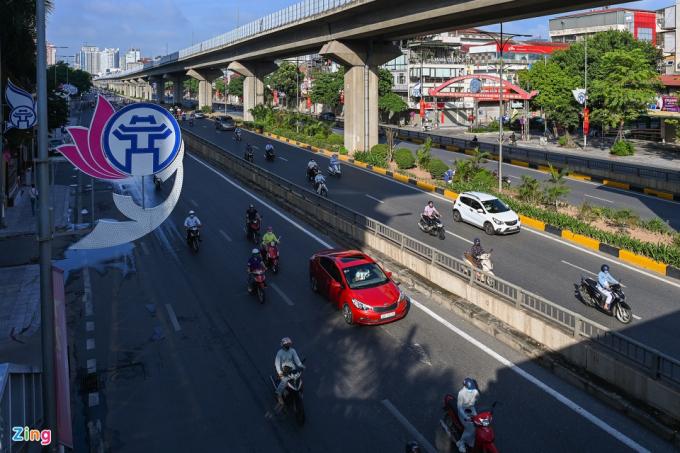           8h30, lượng phương tiện giảm dần sau khi nhiều người đã tới nơi làm việc.          