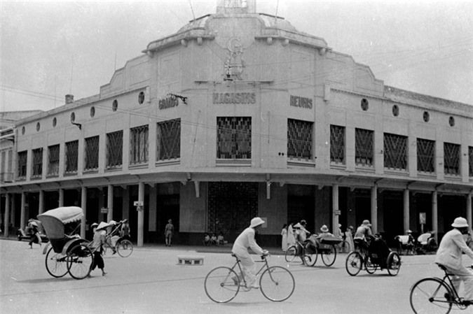 Cửa hàng bách hóa Grands Magasins ở ngã tư Rue Paul Bert - Francis Garnie.