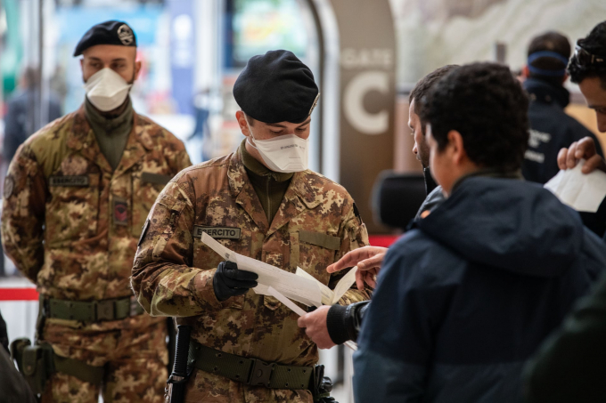 Lực lượng cảnh sát và quân đội Ý đang kiểm soát hành khách rời khởi trạm xe lửa Milano Centrale (Ảnh: Emanuele Cremaschi/Getty Images).