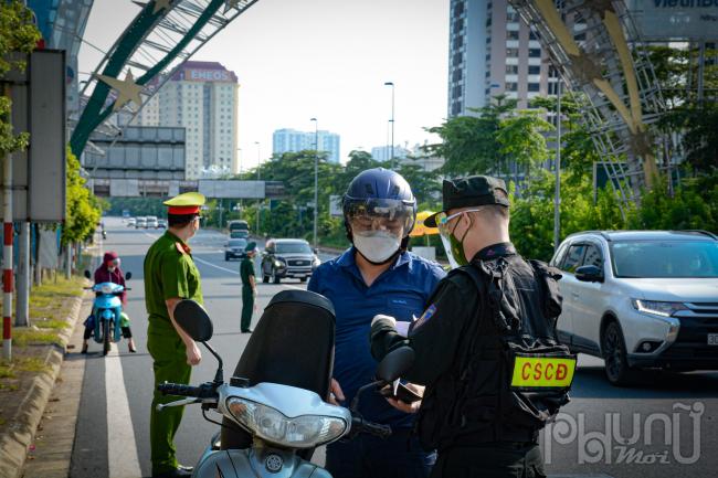 Mỗi chốt kiểm soát liên ngành có 16 cán bộ, chiến sỹ. Trong đó, Công an thành phố Hà Nội triển khai 10 cán bộ, chiến sỹ;  cùng 2 cán bộ Sở Giao thông vận tải, 2 cán bộ Bộ Tư lệnh Thủ đô và Sở Y tế 2 cán bộ.