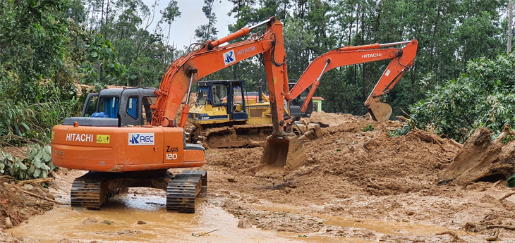 Xuất hiện nhiều điểm sạt lở mới trên tuyến đường 71 dẫn vào Thủy điện Rào Trăng 3. Ảnh: BVPL