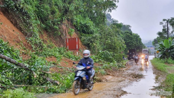 Mưa lớn gây ách tắc giao thông. Ảnh: báo Giao Thông