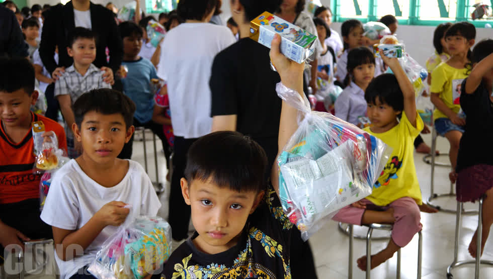  Những cậu bé không giấu được niềm vui khi nhận quà.