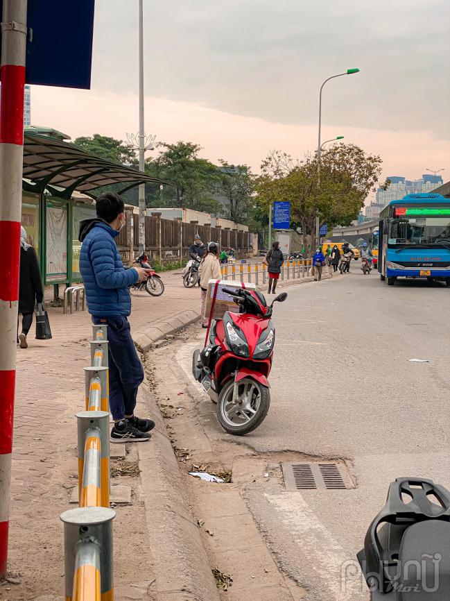 Khu vực điểm chờ xe buýt vẫn có lối hở cho xe ôm leo vào chờ khách và mọc thêm các hàng trà lưu động.