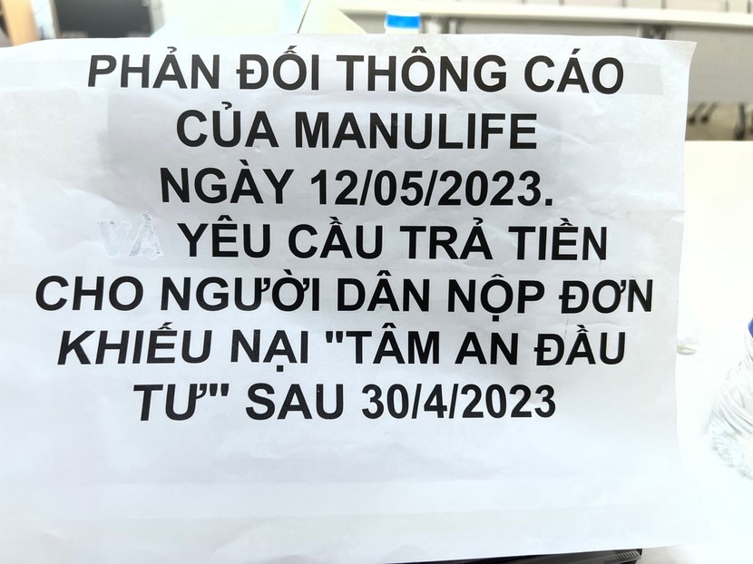 Hàng trăm khách hàng tới trụ sở Manulife đòi quyền lợi - Ảnh 2.