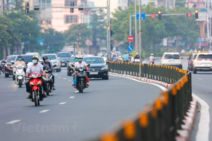 Các cơ quan, công sở, tổ chức, doanh nghiệp trên địa bàn (trừ các lực lượng vũ trang, phòng chống dịch bệnh) bố trí làm việc theo nguyên tắc 50/50 (50% tại trụ sở và 50% sử dụng công nghệ thông tin làm việc tại nhà.(Ảnh: PV/Vietnam+)