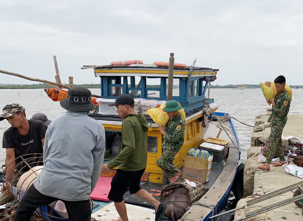 Quân dân miền Trung chạy đua chằng chống tàu thuyền, nhà cửa, dự trữ lương thực trước khi bão số 9 đổ bộ. Ảnh: Báo Quảng Nam