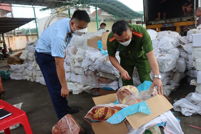 Lạng Sơn phát hiện lô thịt, nội tạng động vật đông lạnh lớn nhất từ trước đến nay - Ảnh 1.