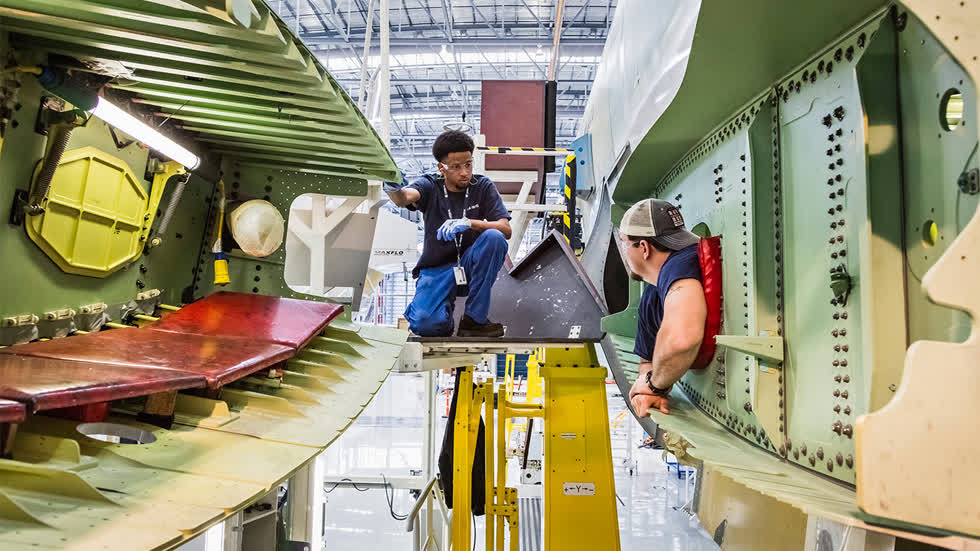 Cánh của Airbus A321CEO đang được lắp đặt vào máy bay. Ảnh: New York Times.