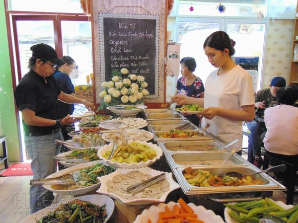 Quán buffet chay tùy tâm giữa lòng Sài Gòn: “Ăn tùy bụng, trả tùy tâm”