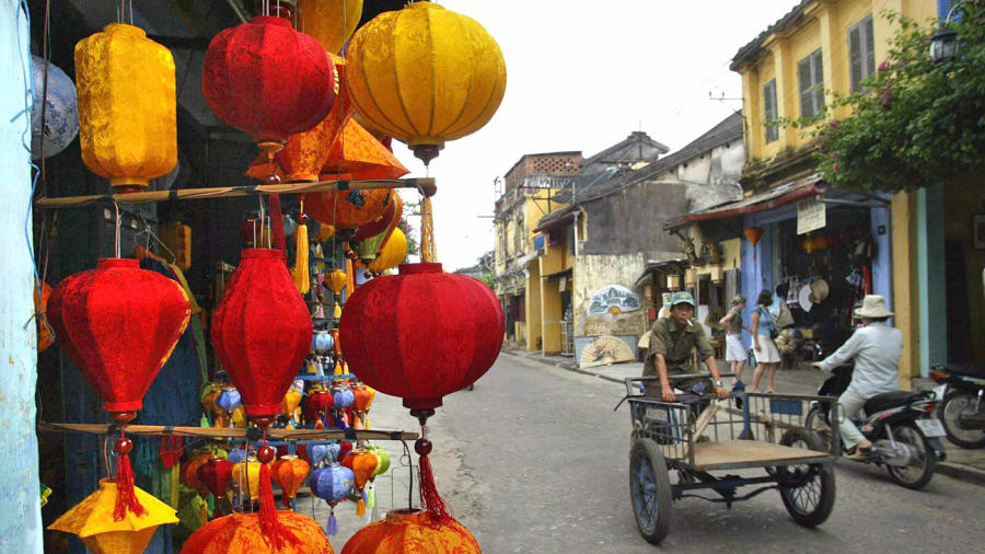 Nằm trên bờ biển miền Trung Việt Nam, Hội An là một trong những điểm đến du lịch hàng đầu của đất nước hình chữ S. Đến với Phố cổ Hội An, đến với một trong các Di sản Thế giới tại Việt Nam, du khách sẽ được hòa mình vào không gian của thời xưa nơi đây với lung linh sắc màu lồng đèn được làm thủ công, các cửa hàng may mặc, những quán ăn nằm sâu trong con hẻm nhỏ... Du khách luôn bị quyến rũ bởi nét cổ kính xưa của khu vực từng là thương cảng sầm uất từ hồi thế kỷ 15 này.