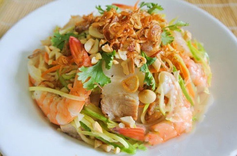 Salad xoài tôm thịt hoặc gỏi xoài tôm thịt vừa đơn giản, vừa ngon. Nguồn: monngonchuabenh.com