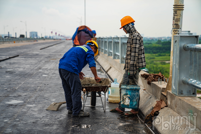 Hoàn thiện các khớp nối lắp trụ đèn và lỗ thoát nước trên bề mặt cây cầu