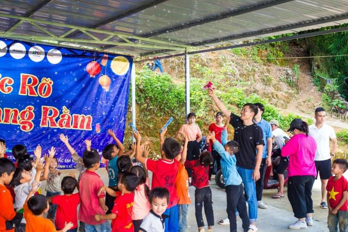 Bong bóng xà phòng cũng khiến các em nhỏ nơi đây thích thú, hò reo