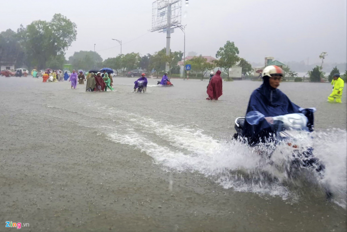 Ở một số huyện ven thành phố như Nam Đàn, Hưng Nguyên, Nghi Lộc cũng có nhiều đường liên thôn, liên xã cũng bị chia cắt do nước ngập. Sáng nay, gần 90 trường học của các cấp tại thành phố Vinh và các huyện lân cận với hàng nghìn học sinh đã được nhà trường cho nghỉ học. (Zing).