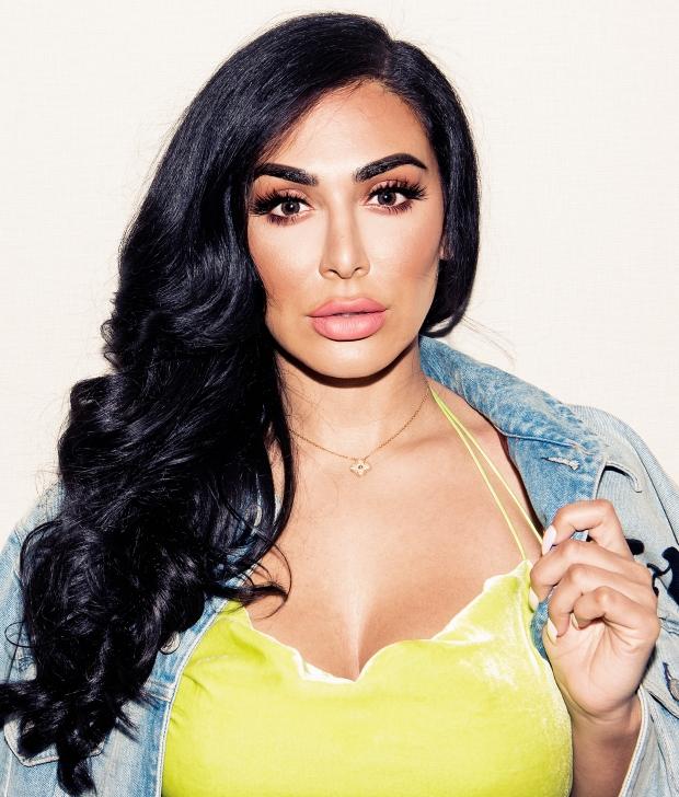 Huda Kattan là một beauty blogger kiêm doanh nhân. Ảnh: COVETEUR / TRUNK ARCHIVE