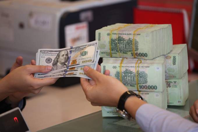 Giá USD ngân hàng chính thức lên 24.000 đồng