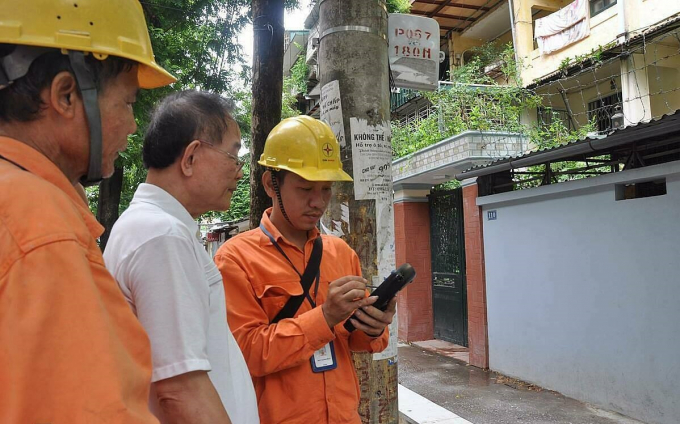 Đại diện EVN lý giải lý do vì sao vẫn ghi số điện 'bằng tay'