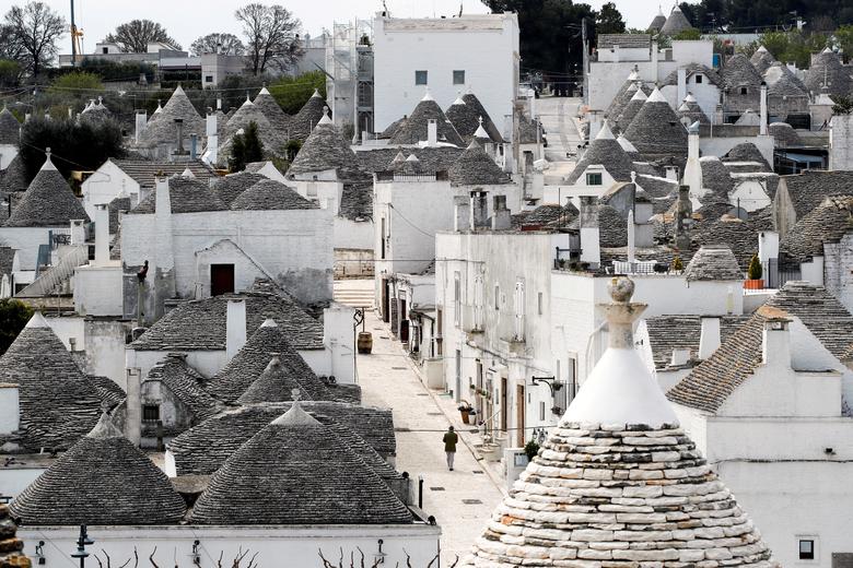 Một con đường gần như trống rỗng ở Alberobello, Ý.