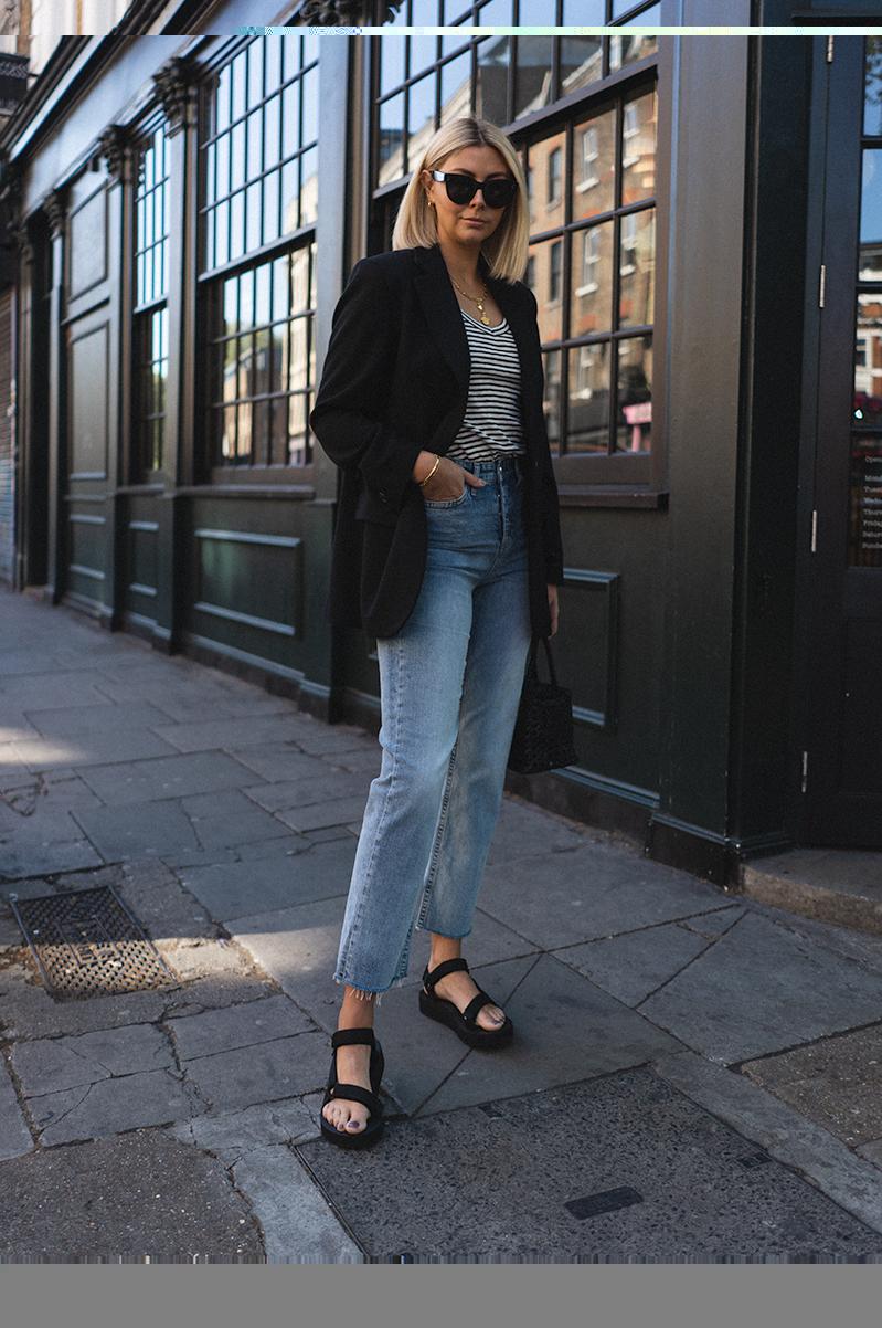 Alexa Chung mang giày sandal nữ đế thô và blazer