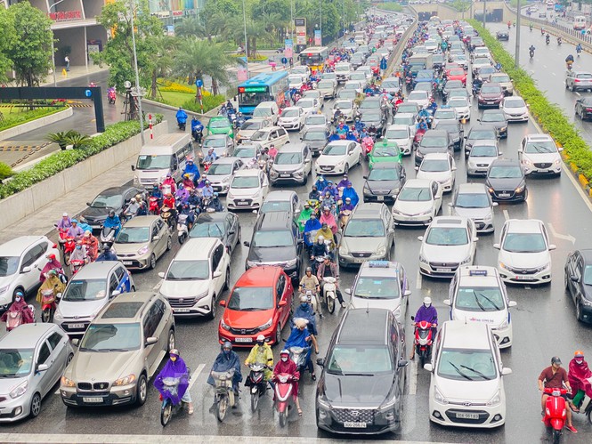 Hầm chui Trung Hoà giao thông ùn tắc kéo dài cả cây số.