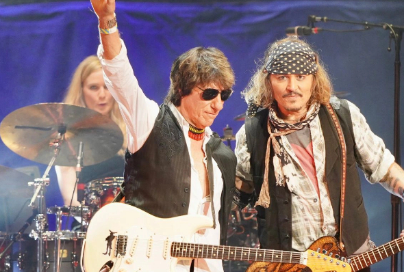 Johnny Depp bận rộn biểu diễn cùng Jeff Beck