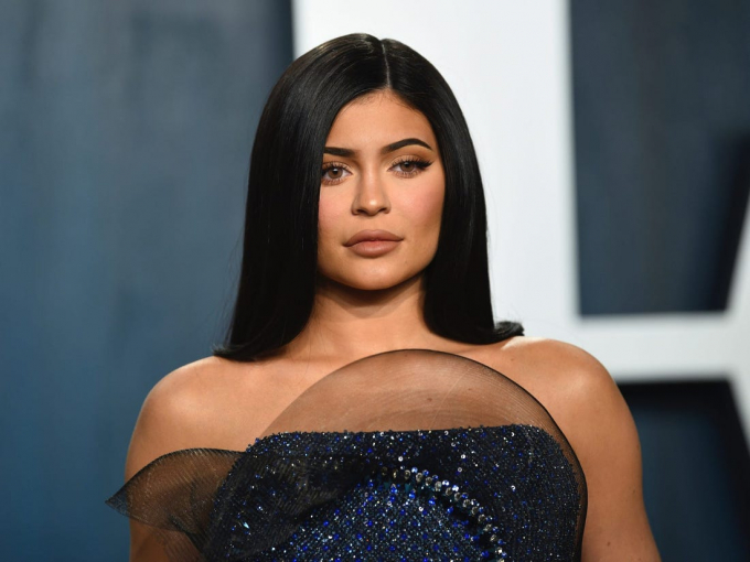   Kylie Jenner dẫn đầu với doanh thu 590 triệu USD. Có thể thấy những thương vụ bán cổ phần công ty mỹ phẩm đã giúp Kylie kiếm về con số không nhỏ. Ngoài ra cô còn thu lời từ quảng cáo sản phẩm trên Instagram, quảng cáo và kinh doanh mặt hàng làm đẹp.   