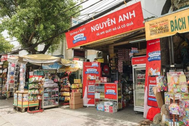 VinShop và VinID đã xuất hiện trên bảng hiệu của tiệm tạp hóa. Ảnh: Báo Đầu tư 