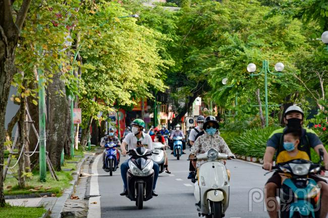 Đường Thanh Niên và các tuyến phố khác Hà Nội mật độ tham gia giao thông khá đông vào giờ cao điểm, tuy nhiên chưa gây ra tắc đường vì chưa hết thời gian giãn cách xã hội.