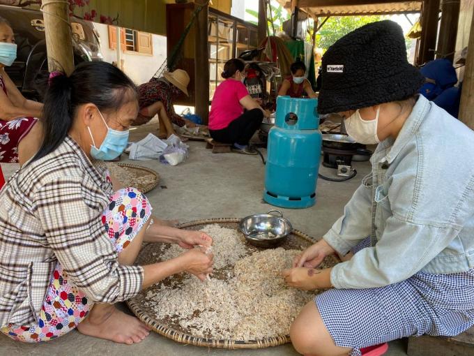 Chị em phụ nữ tại TP. Đồng Hới (tỉnh Quảng Bình) làm ruốc bông gửi đến y, bác sĩ Bắc Giang