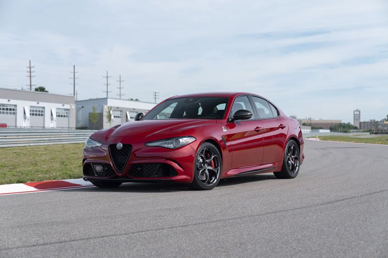   Mẫu xe Alfa Romeo Giulia Quadrifoglio Nero Edizione trong Rosso Competizione. Ảnh: FCA.  