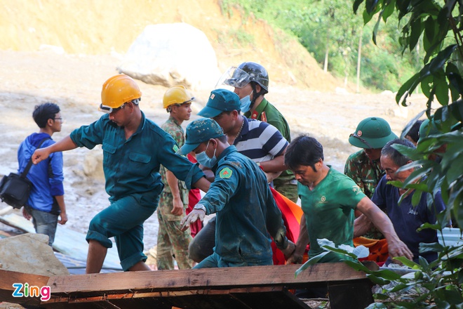 Thi thể một nạn nhân được đưa ra khỏi hiện trường vụ sạt lở ở Trà Leng. Ảnh: Zing