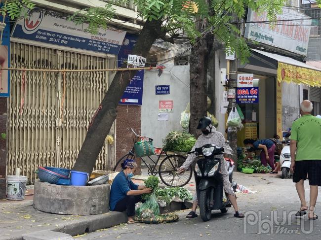 Vài người dân tranh thủ đi chợ 