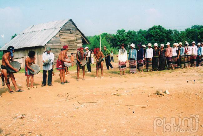 Lễ kết bạn giữa hai gia đình.