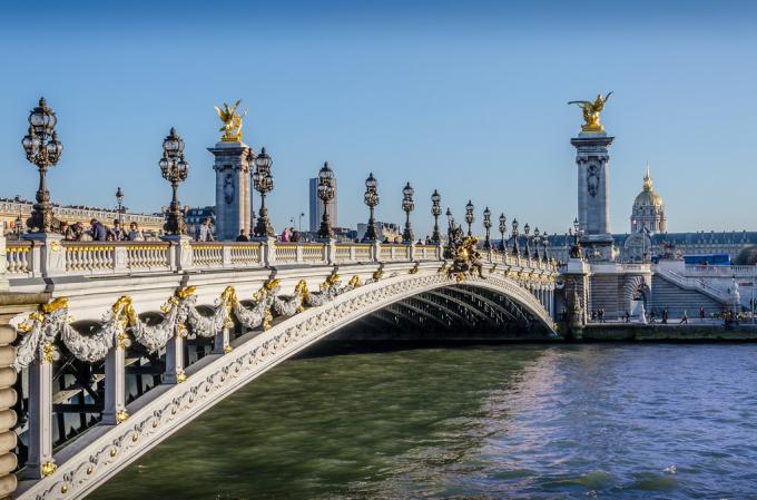 Pont Alexandre III là cầu vòm bắc qua sông Seine với thiết kế lịch lãm, cổ kính và sang trọng. Cây cầu được khánh thành vào dịp Triển lãm quốc tế năm 1900, thu hút hàng triệu du khách tham quan.