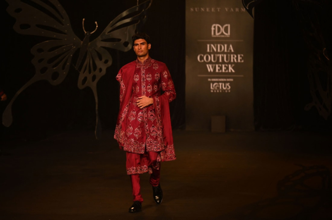 Thiết kế của Suneet Varma tại ICW New Delhi (Ảnh: Getty Images)