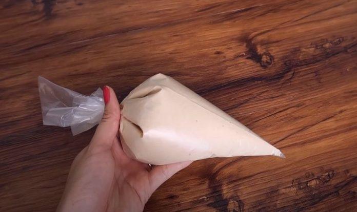 Trộn hỗn hợp trà sữa với whipping cream đã đánh bông, cho vào túi bắt kem. Nguồn: Món Ăn Ngon