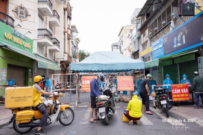 Khu vực bị cách ly và nơi tiếp nhận hàng hoá tiếp tế.